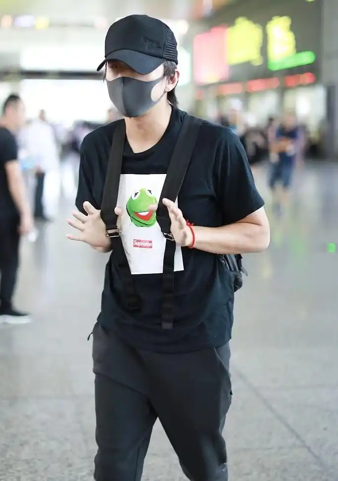 7月11日,邓超现身上海机场.