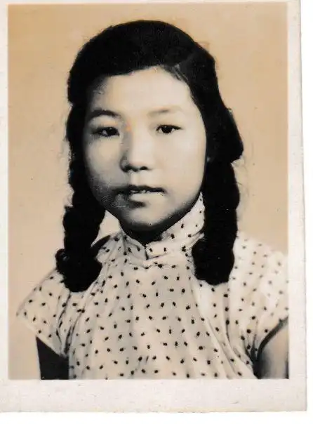 母亲年轻时的老照片 一一藉以纪念我的母亲