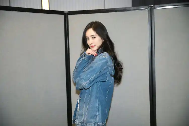 杨幂穿牛仔look,满屏都是高级感,一点都不平庸
