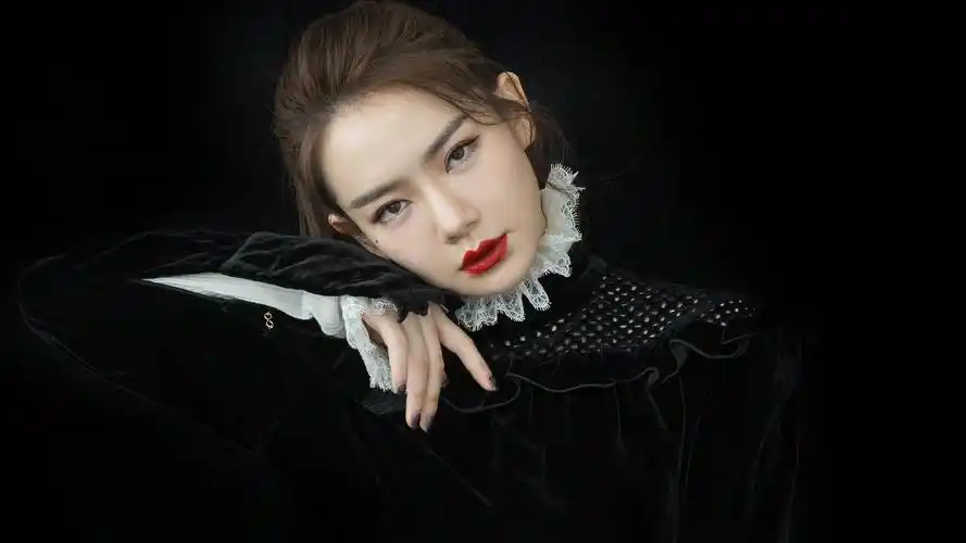 内地明星戚薇明星风尚壁纸3