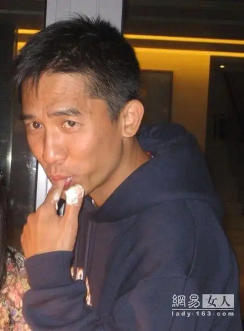 梁朝伟也沦陷圆寸短发造型惹秃顶危机