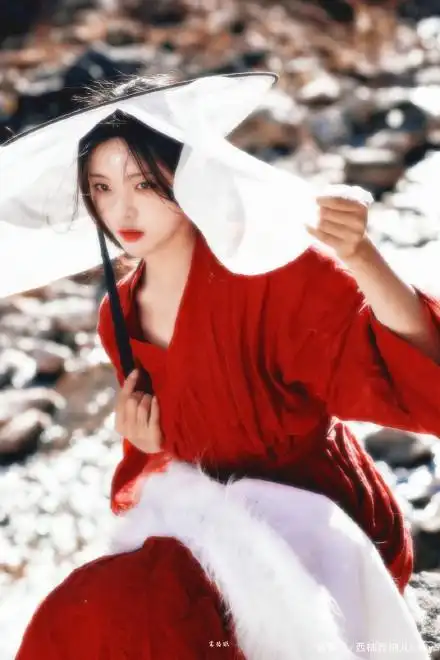 美出冲击力!杨超越古风红衣大片惊艳全网,氛围感满格的神明少女