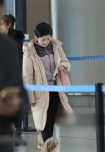 "小婉君"金铭清新素颜现身机场似路人在人群中毫无星味