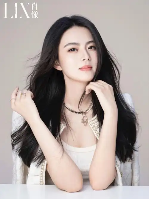 今天分享一组韩系女明星杂志照简单清透的氧气感妆容和服装搭配是重点