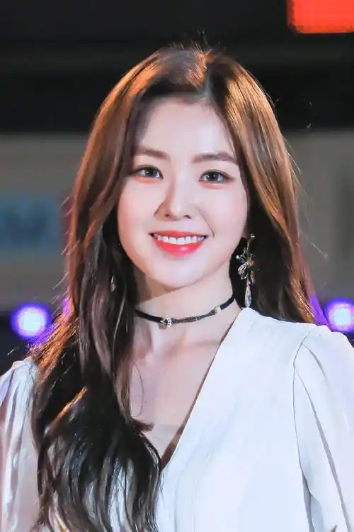 你和"南韩神颜"裴珠泫的距离,就差一款"瘦脸"耳饰