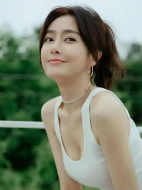 恋过黄晓明被陆川求婚4次如今43岁的她再爆新恋情蹿升顶流