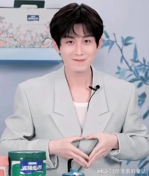 所以应该是集万千宠爱于一身的小公主吧,成毅小时候,爸爸妈妈都在外面