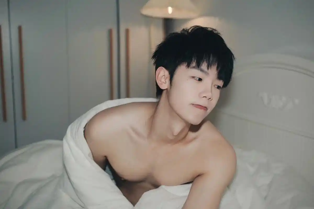 起不来 根本起不来.#peng 一下击中你#纯情男高 #喉结 - 抖音