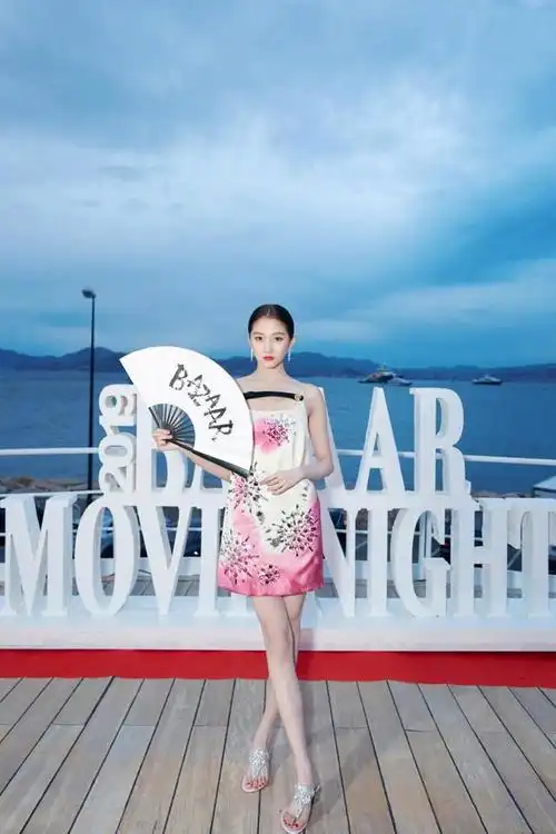 关晓彤撞衫刘亦菲明明是穿同款纱裙却一个霸气一个少女