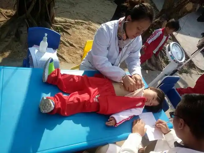 宁洱县朝阳幼儿园组织全园幼儿进行健康体检