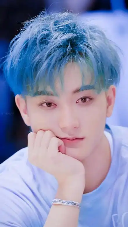 黄子韬薄荷绿发色,意外得非常好看,果然人长得帅怎样都行