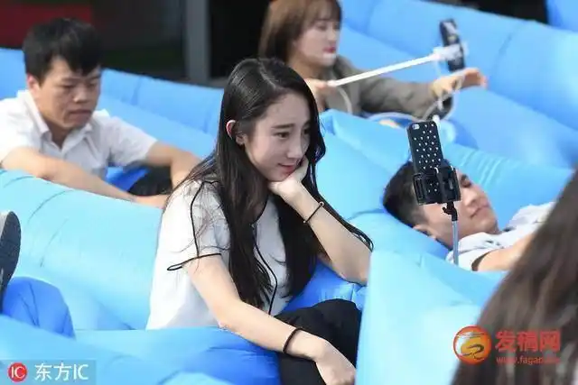 宅男和网红参加活动在现场和网红互动游戏简直羡慕死宅男了