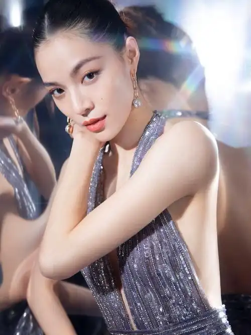 钟楚曦可以说是圈内知名的高级脸了.