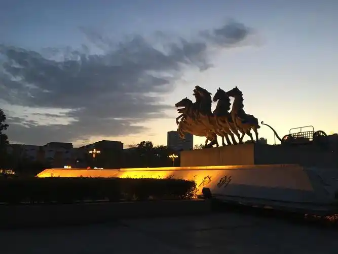 晩霞映照下的周王城广场壮观大气