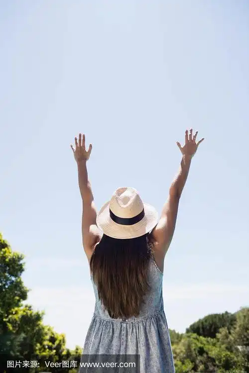 后视图的棕发举起手