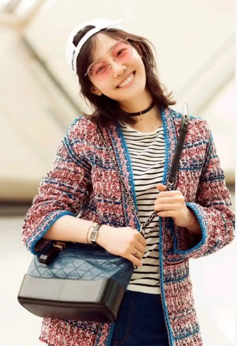 白百合穿衣真的很有格调,小香风外套搭配拼接牛仔裤,调皮时髦