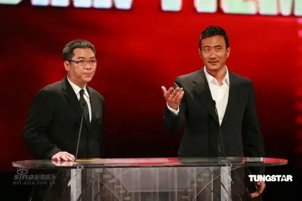 图文:关锦鹏与胡军共同颁发最佳亚洲电影奖