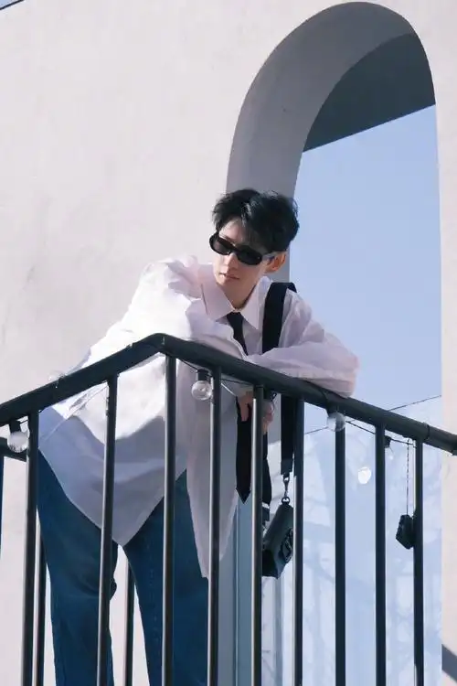 阳光正好的杨洋～白衬衫牛仔裤也能很潮  #杨洋清瘦了不少