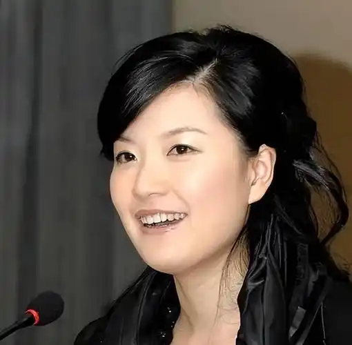 东方卫视美女主持人陈容,因丑闻被迫转回后台,可能没有希望回到前台