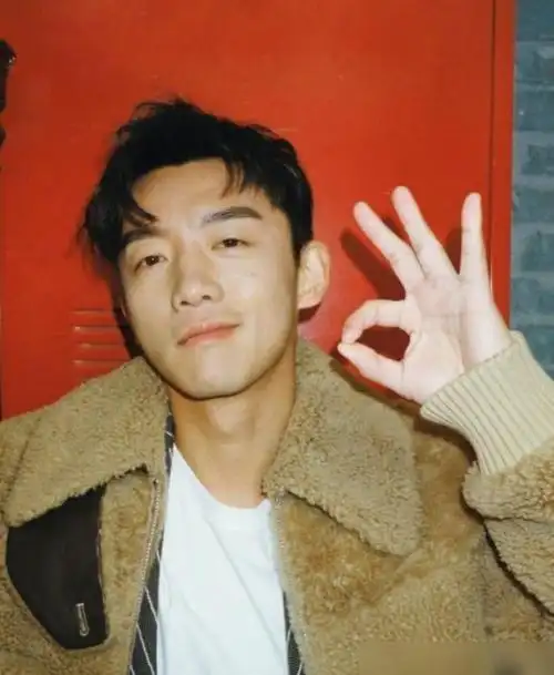 郑恺过完年胖了25斤直男角度自拍扛不住了说好的猎豹呢