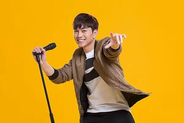快乐男生拿着麦克风唱歌