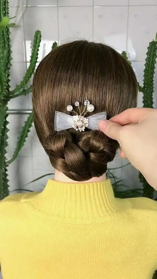 天气暖和了,可以穿旗袍了,就扎这个发型吧!