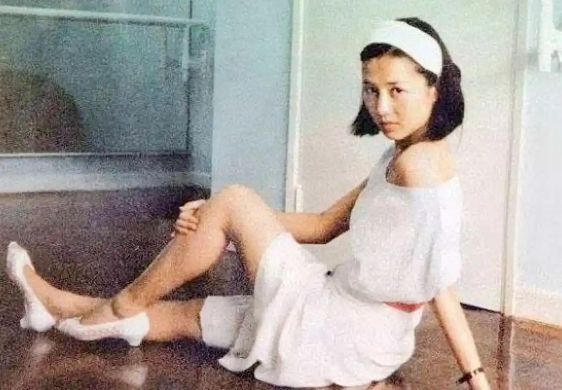 四太梁安琪年轻时,当年她也很爱跳舞,在聚会上和赌王一见钟情