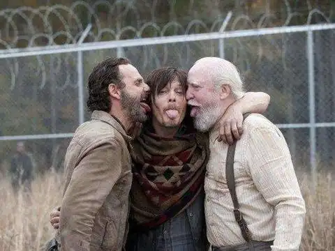 《行尸走肉》十个有趣幕后剧照,哪一张让你最暖心?