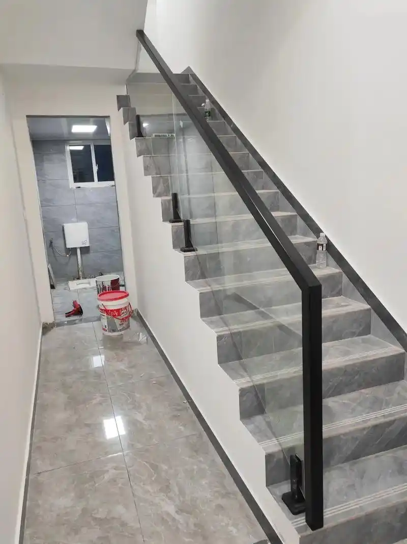 艾菲公馆玻璃护栏安装完成73#楼梯设计 #玻璃扶手 - 抖音