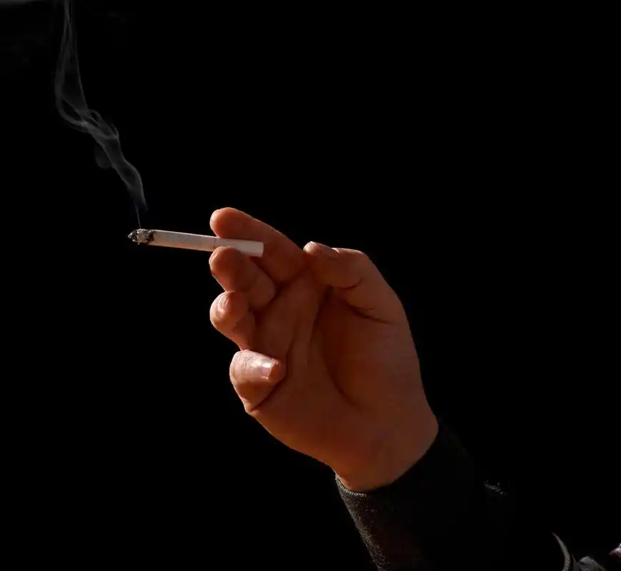 手用香烟,在黑色手中的香烟