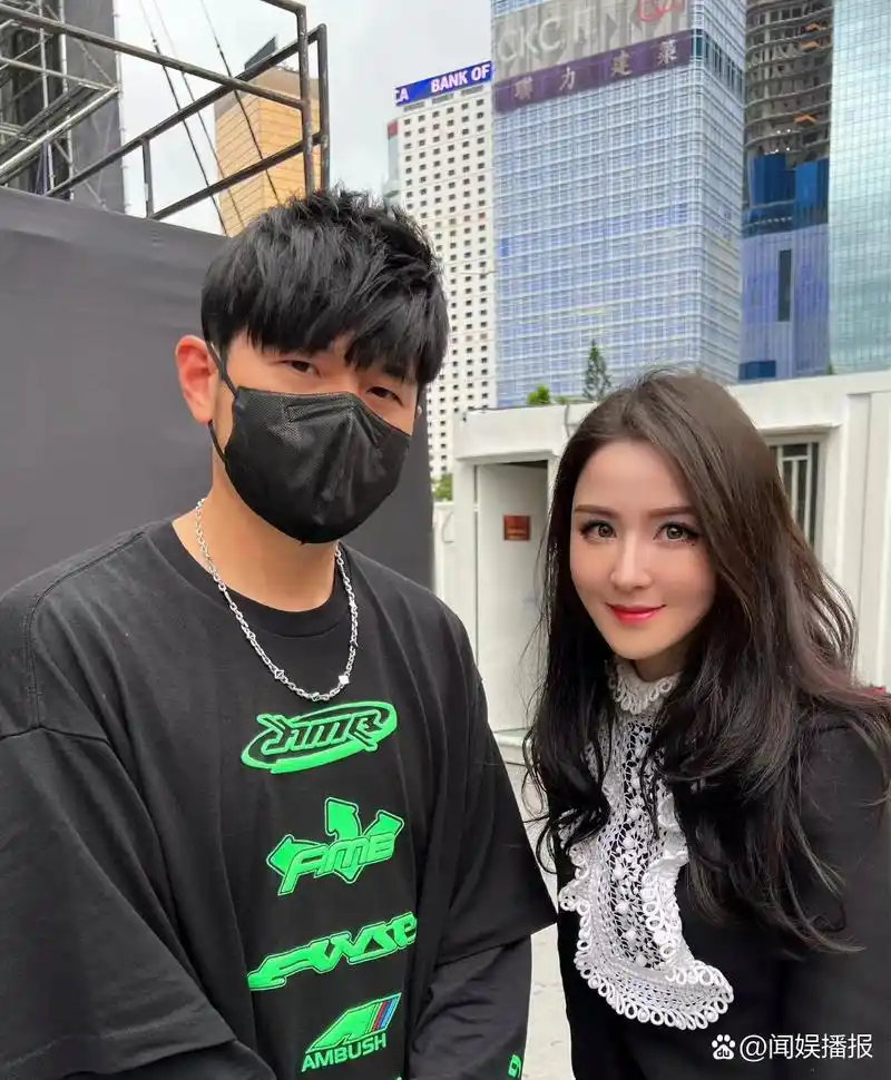 跟周杰伦合影的明星和粉丝们.