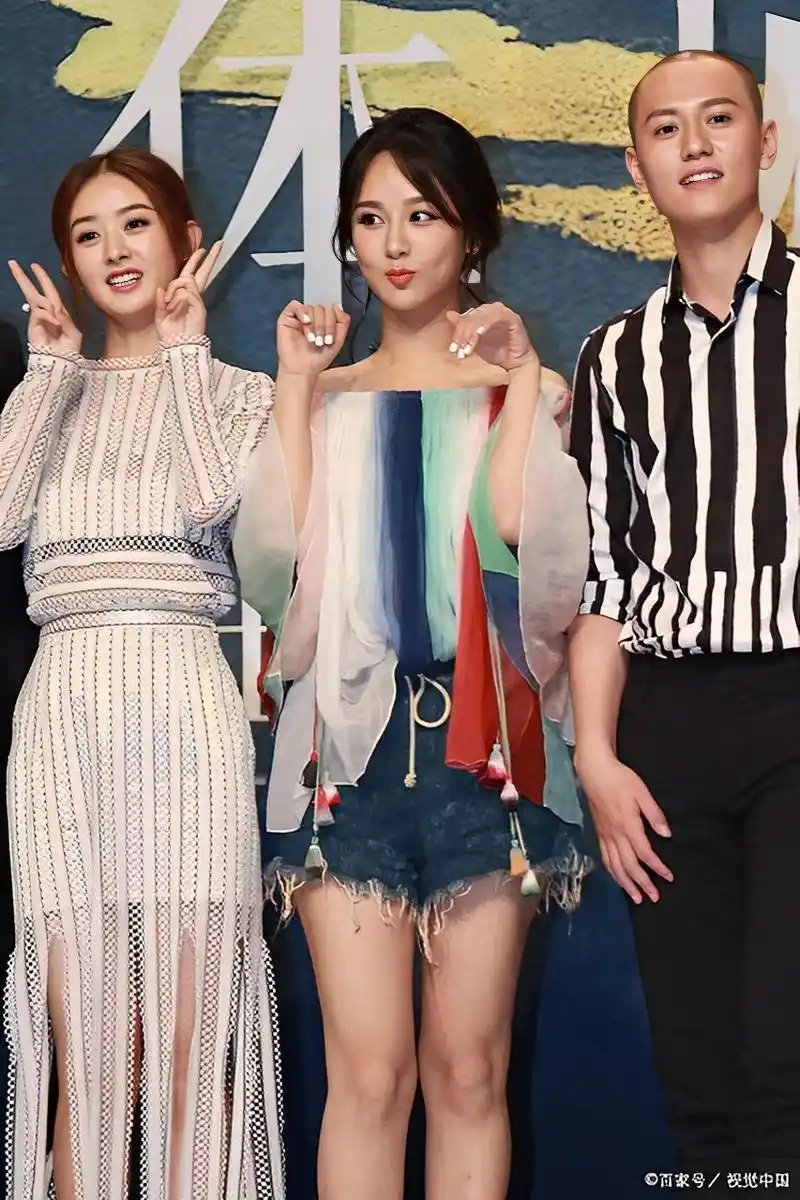 身高165的赵丽颖和167的杨紫同框,这身高差挺合理的,说明赵丽颖的身高