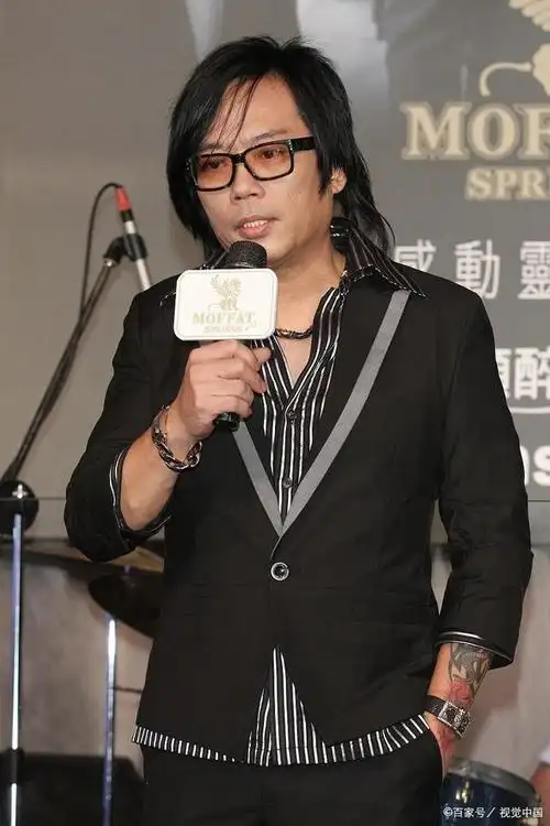 在华语歌坛,有一位歌手因其深情演绎的歌曲感动了无数人,他就是郭峰.