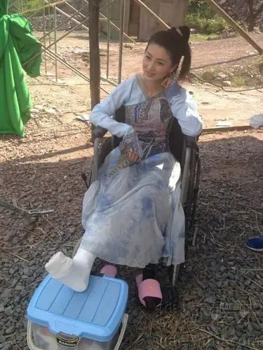 斓曦绑石膏拍《陆小凤》 现场轮椅剧照曝光(组图)