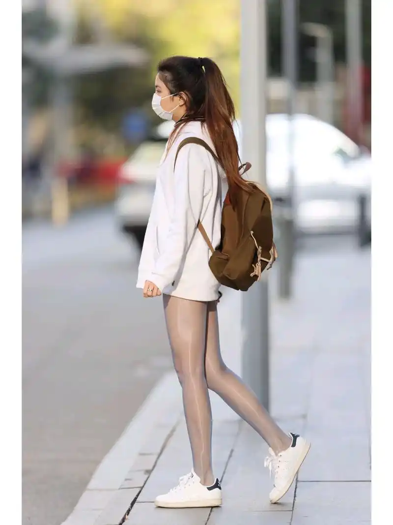 白色卫衣搭配油亮丝袜,这样的女生很妩媚