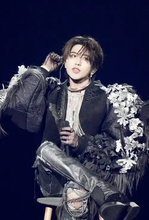 giuseppezanotti为蔡徐坤2021个人巡回演唱会61迷独家打造定制鞋履