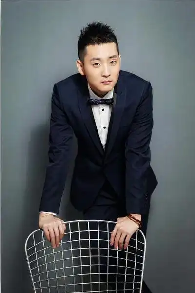 朱天福长得十分帅气,舞蹈演员出身的他,身上与生俱来带着儒雅的气质