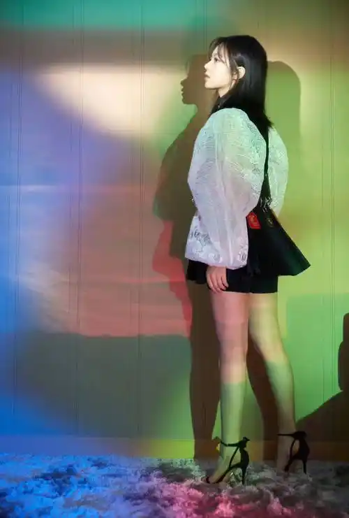 赵今麦黑白拼色刺绣镂空上衣配红色短裙,时尚性感辣妹风_衬衫_百褶