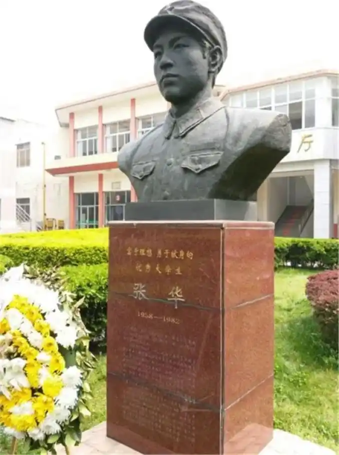 位于第四军医大学校内的张华烈士塑像华山抢险之后张华的同窗们继续用