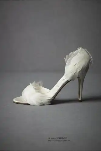 唯美白色羽毛鱼嘴高跟鞋,梦幻高贵的赶脚,适合年会露一把