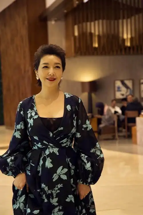 江珊真的是"时光美人",穿花苞印花裙明艳高贵,侧卧如沉睡女王