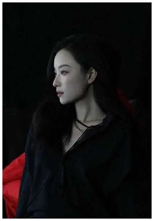 倪妮质感写真美照白皙动人美丽动人持续吸引眼球