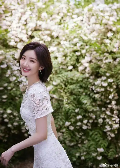 毛晓彤花朵蕾丝裙##毛晓彤花园库存照