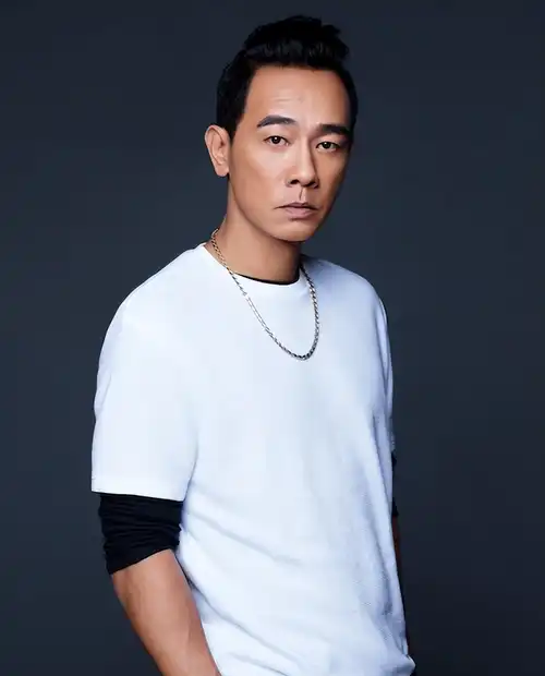 应采儿带儿子出游,老大长相帅气招风耳惹眼,小儿子清秀似女孩_陈小春_