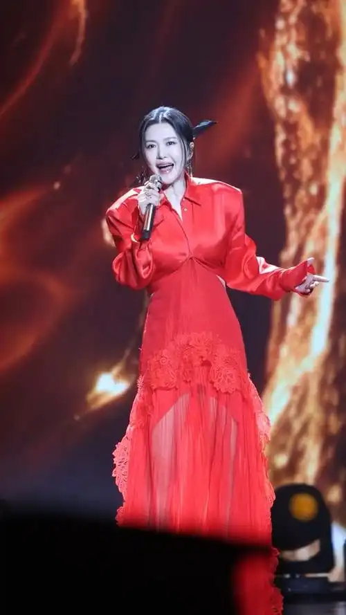 谭维维 一席红裙献唱《百鸟归巢》大气磅礴