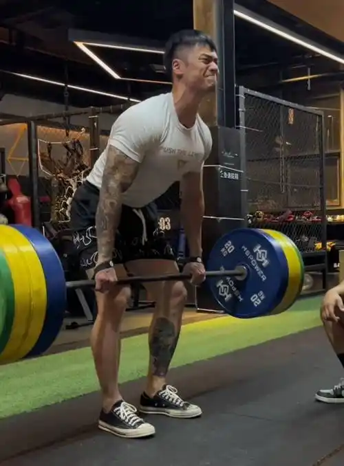 蒋劲夫近照打耳洞已生白发,百米跑进十二秒,热议堪比苏炳添_健身_自律