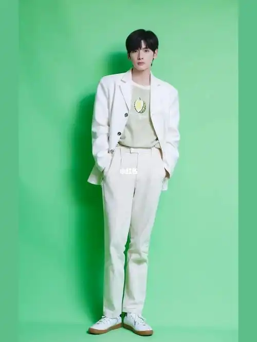 翟潇闻上脚kswiss classic 66小白盾99复古感鞋底与白色穿搭辉映