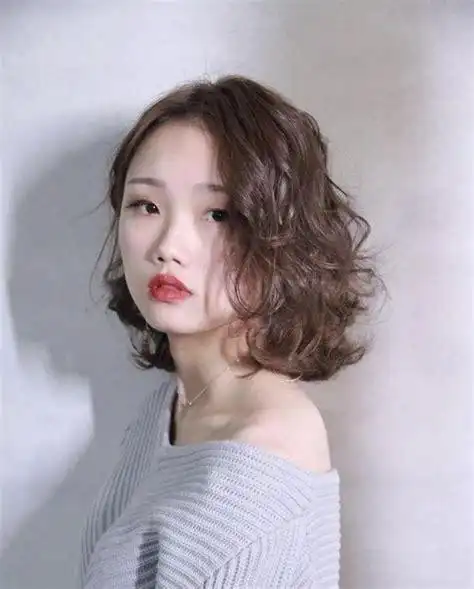 圆脸适合什么烫发发型 梨花烫,仙女烫显脸瘦又小巧_美发街