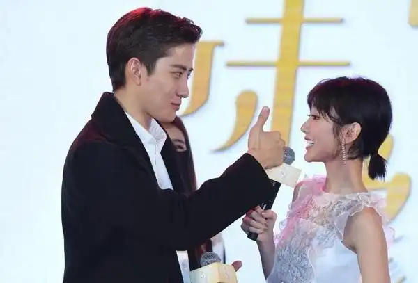 毛晓彤mike台上秀恩爱这拥抱的真是唯美