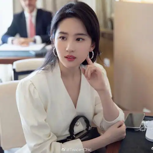 刘亦菲 | 摩纳哥海风中的浪漫卷发,身着白色泡泡袖上衣